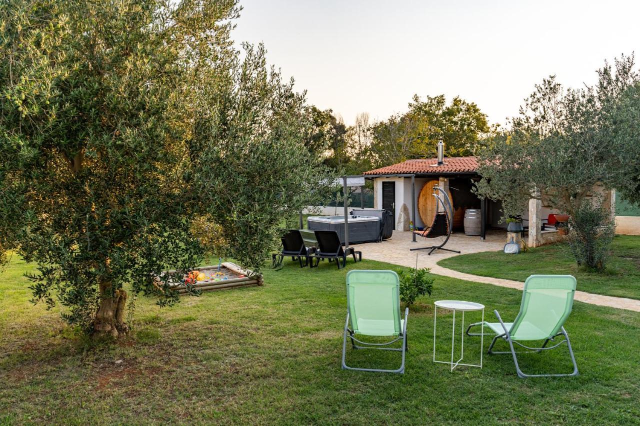 Holiday Home Kerniat プーラ エクステリア 写真