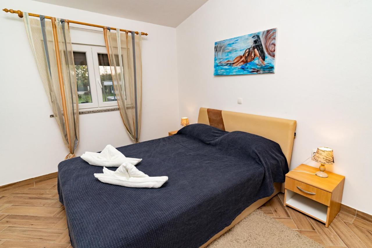 Holiday Home Kerniat プーラ エクステリア 写真
