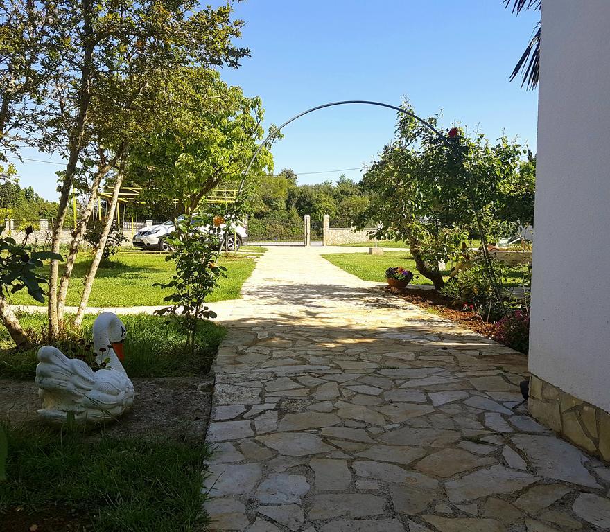 Holiday Home Kerniat プーラ エクステリア 写真