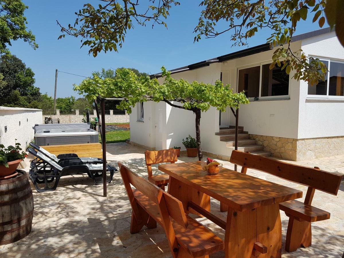 Holiday Home Kerniat プーラ エクステリア 写真